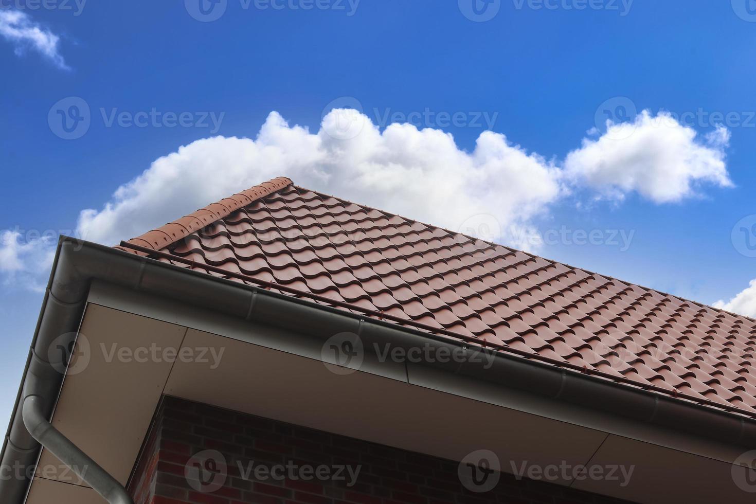 finestra da tetto aperta in stile velux con tegole nere. foto