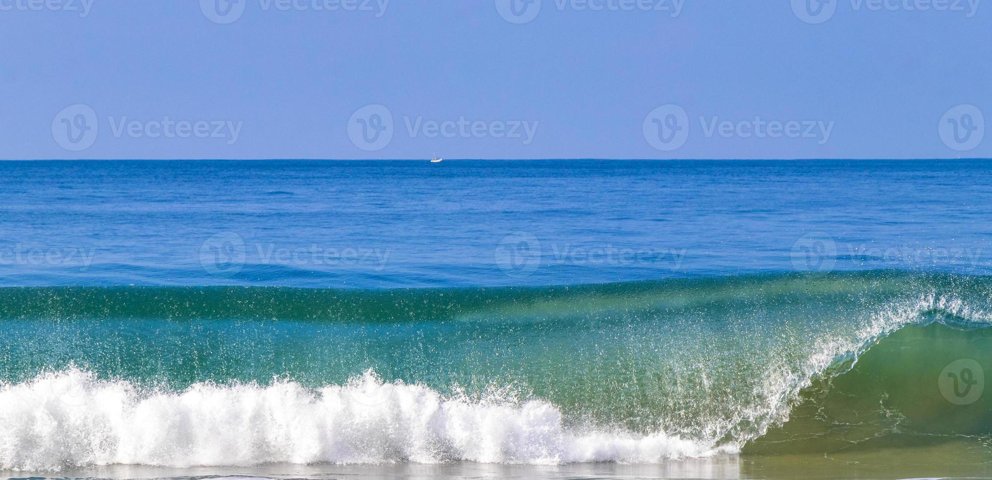 estremamente enorme grande surfer onde a spiaggia puerto escondido Messico. foto