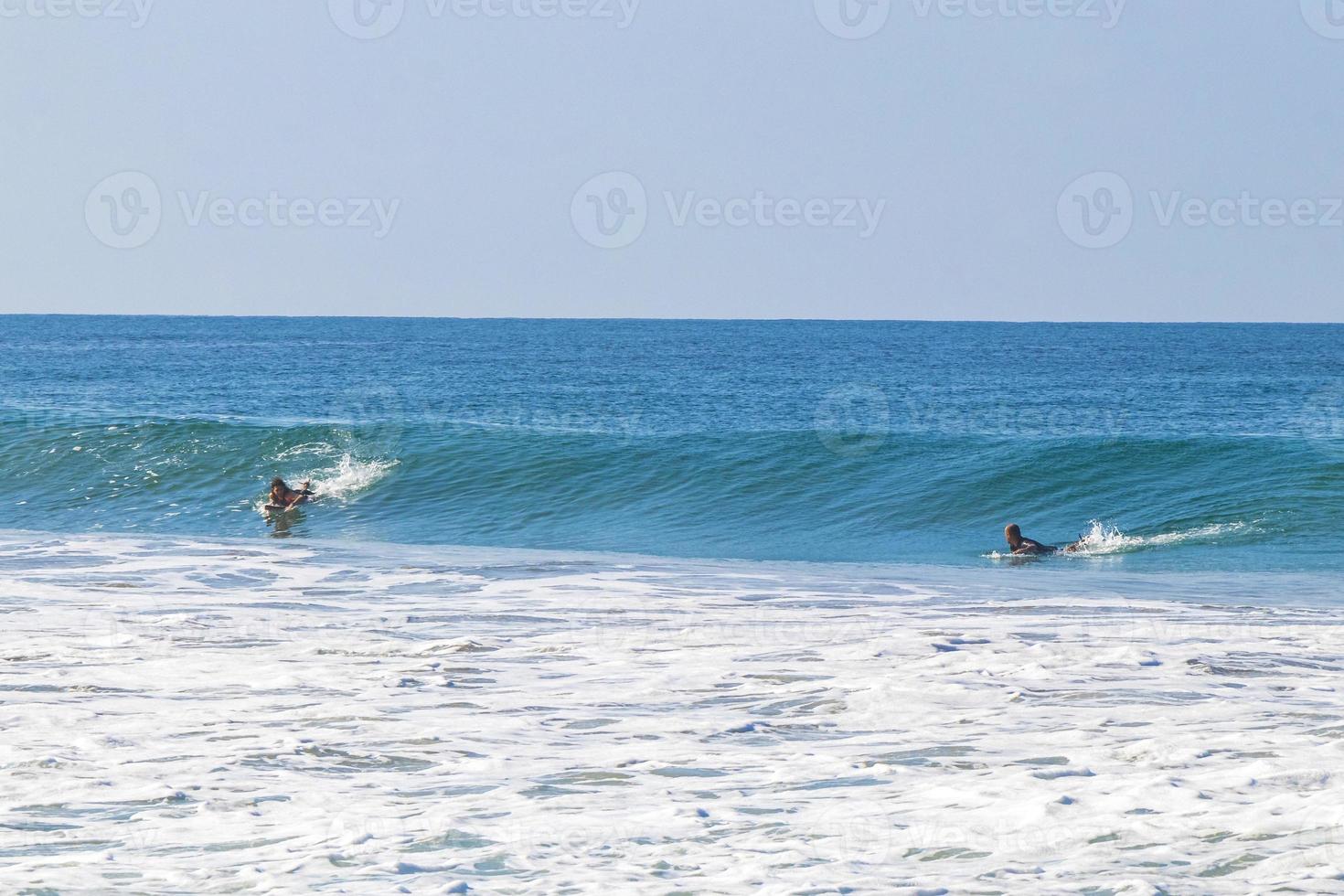 surfer fare surf su tavola da surf su alto onde nel puerto escondido Messico. foto