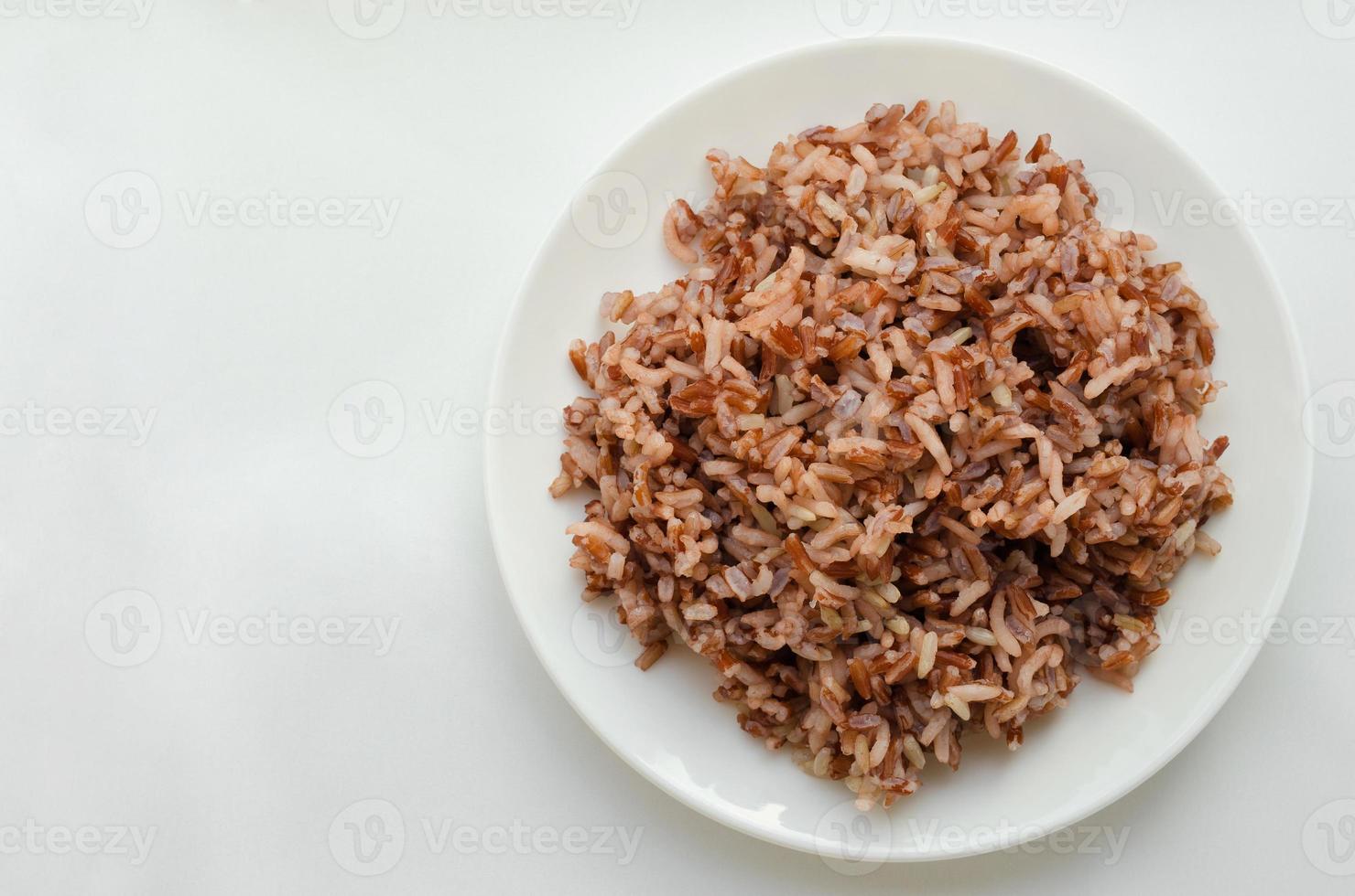 cucinato Marrone riso nel bianca piatto foto
