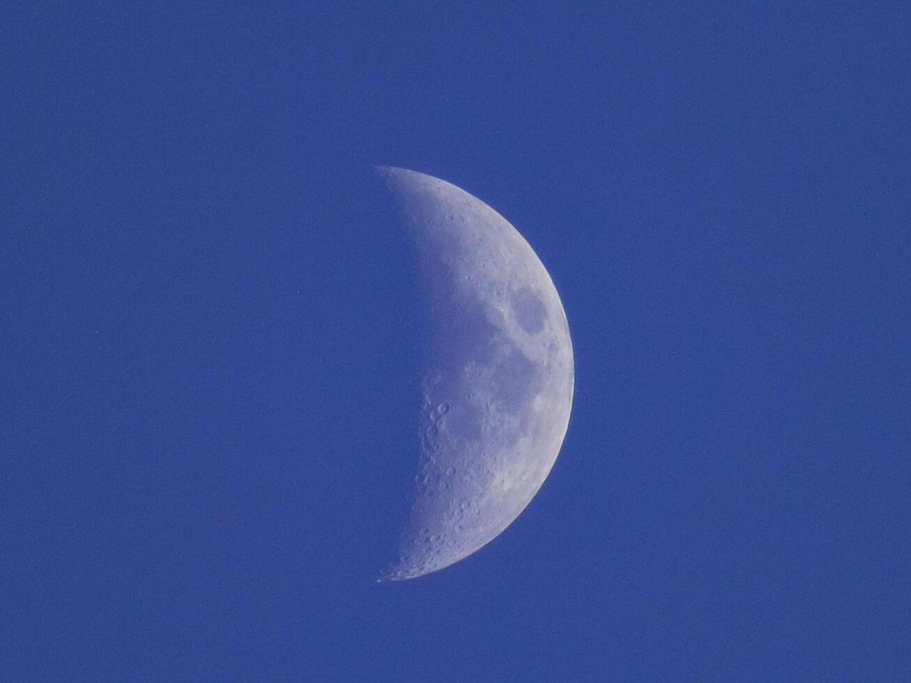 la luna sul cielo blu foto