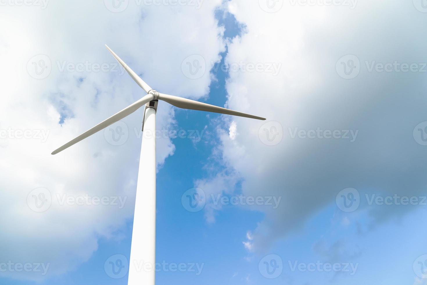 turbina eolica contro un cielo blu nuvoloso foto