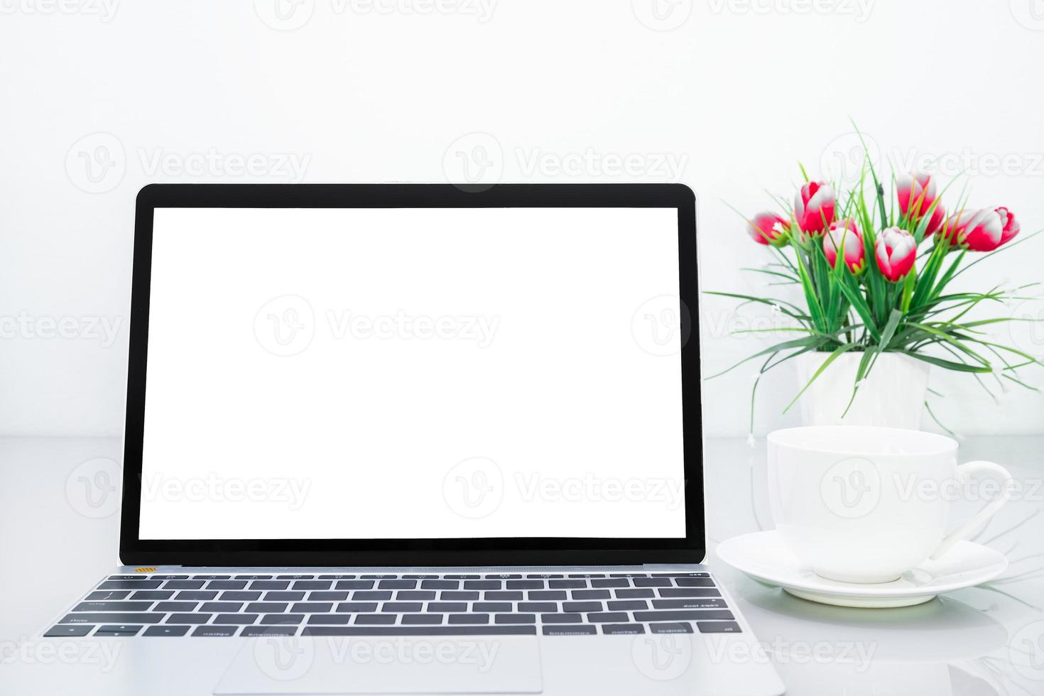 il computer portatile modello e caffè tazza con fiore foto