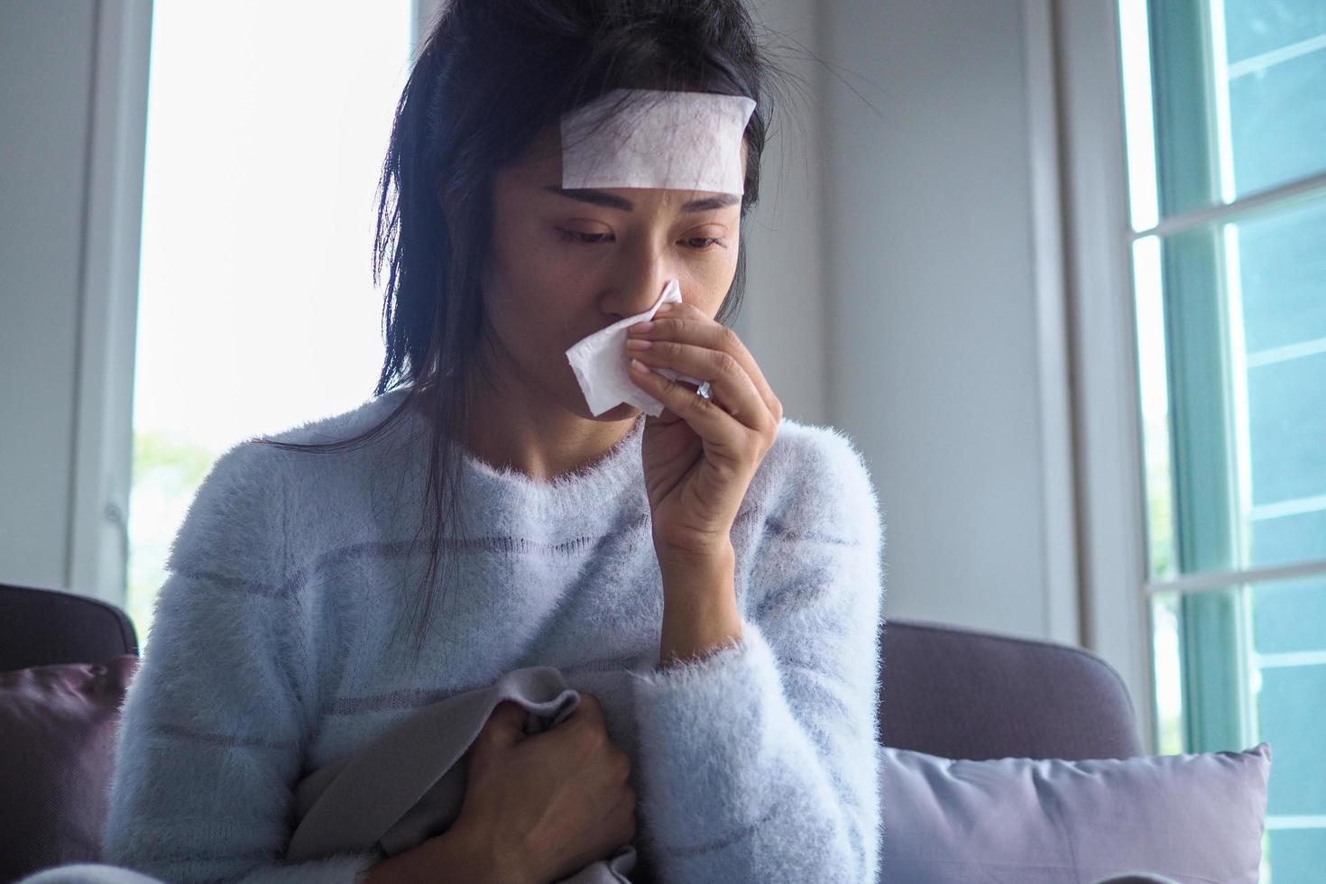 asiatico donne malato con il petto dolore e alto febbre. foto