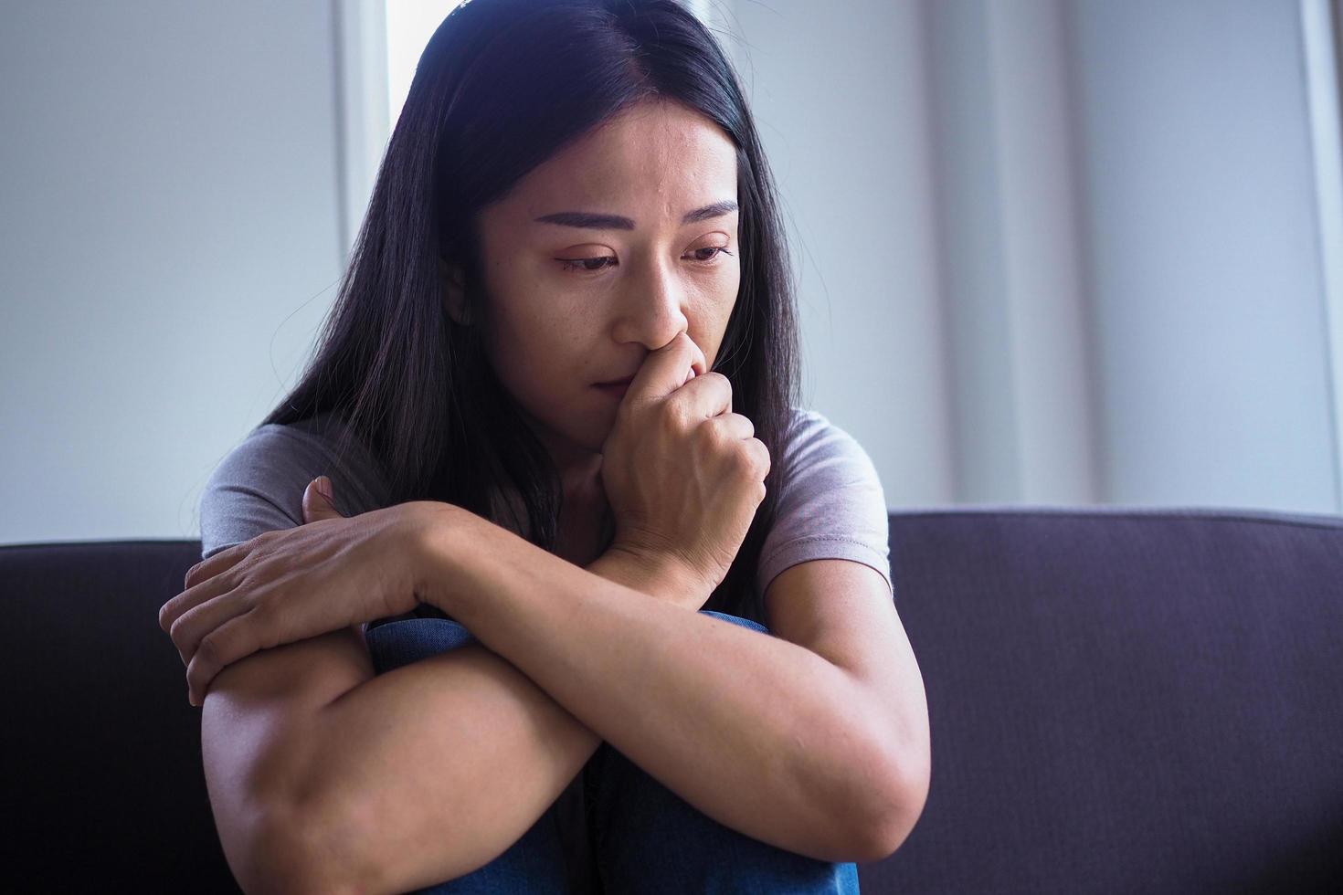 asiatico donna è affranto dopo essere abbandonato di fidanzato e avendo mentale malattia foto