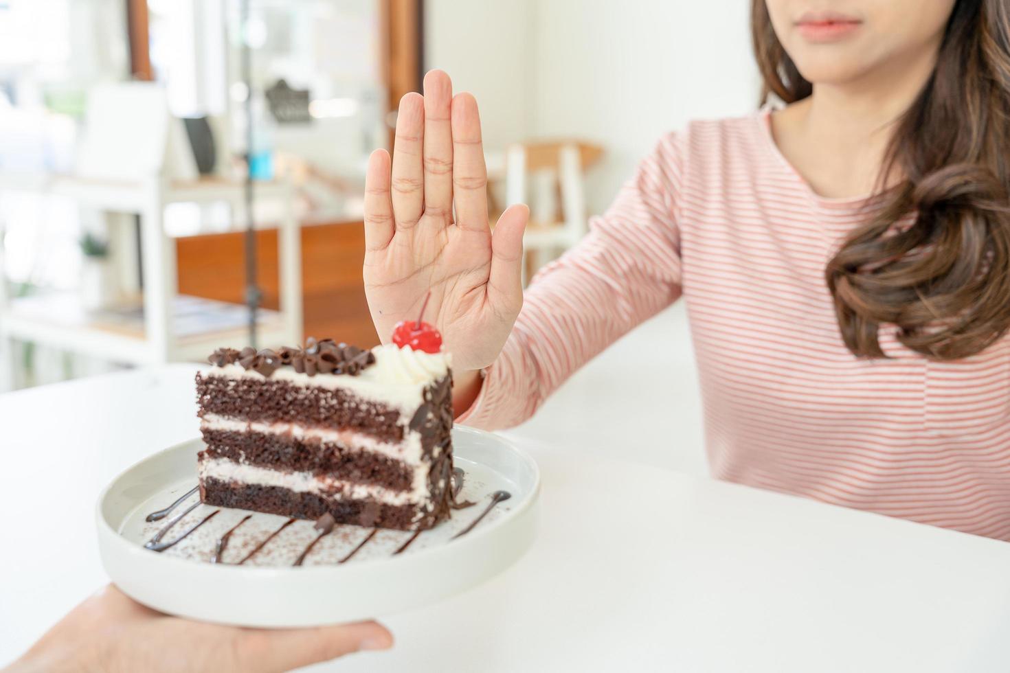 bellezza sottile femmina corpo confuso cioccolato torta. donna nel ristorante ottiene peso perdita obbiettivo per salutare vita, pazzo di magrezza, magro vita, nutrizionista. dieta, corpo forma. foto