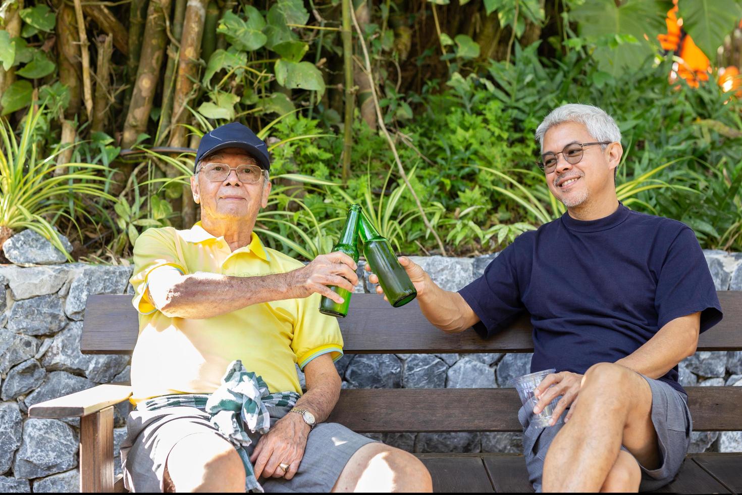 padre e figlio seduta nel sedie e potabile birra su vacanza. foto