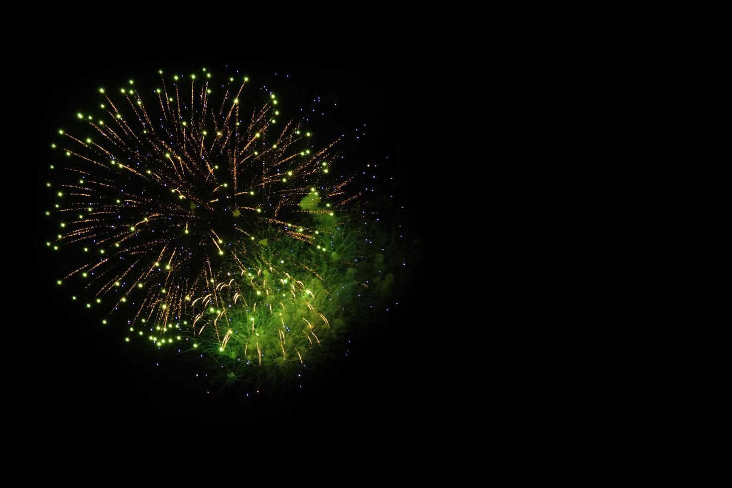 fuochi d'artificio sul cielo nero foto