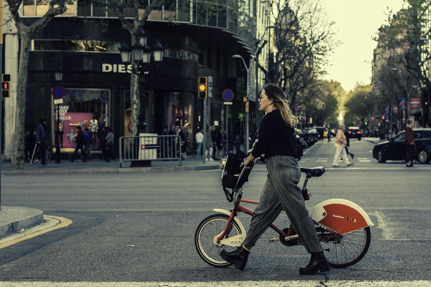 donna che cammina con una bicicletta a barcellona, 2017 foto