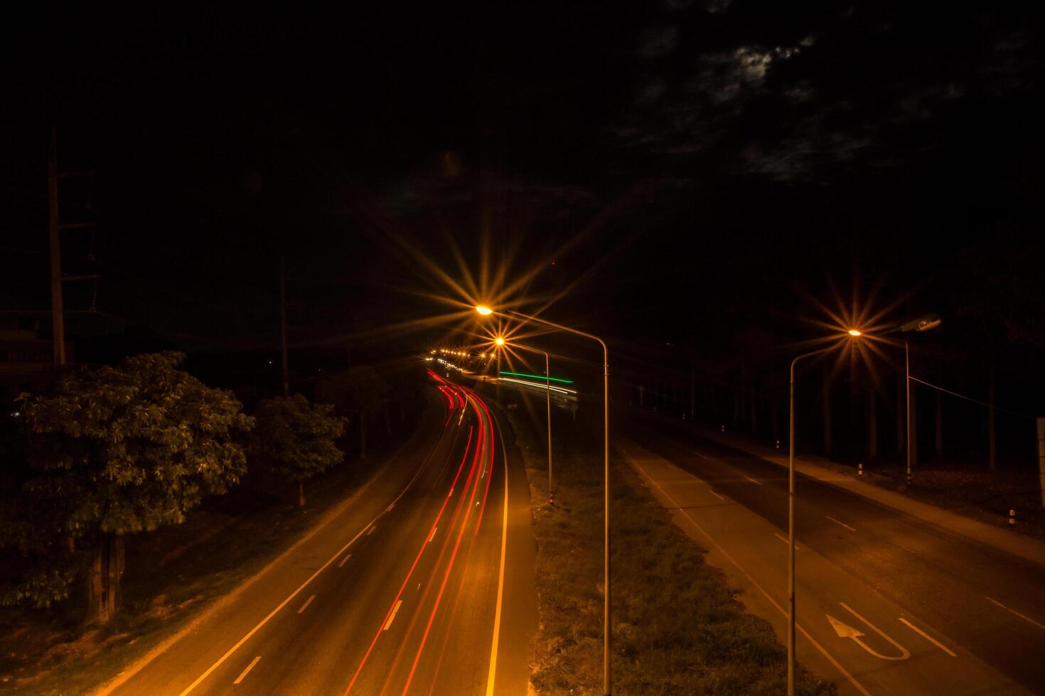 lampioni e scie luminose di notte foto