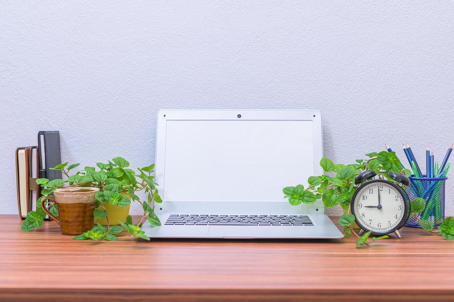 oggetti sulla scrivania dell'ufficio 1898361 Stock Photo su Vecteezy