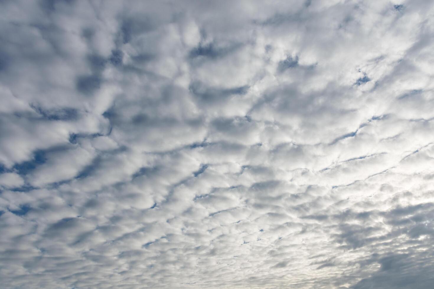 bel cielo azzurro con nuvole bianche foto