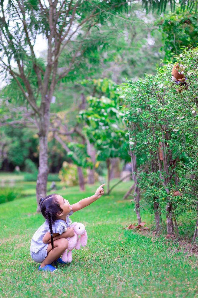 carina bambina asiatica nel parco foto