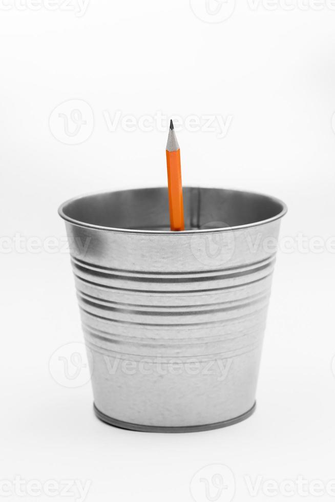 matite su un' bianca sfondo nel un' secchio foto