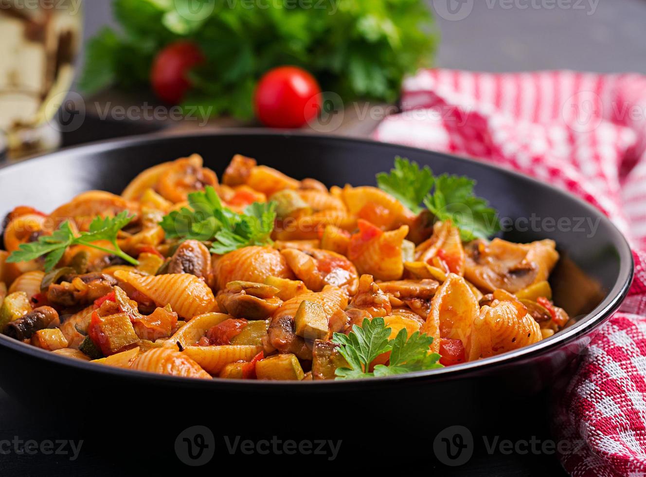 conchiglie pasta. italiano pasta conchiglie con funghi, zucchine e pomodoro salsa. foto