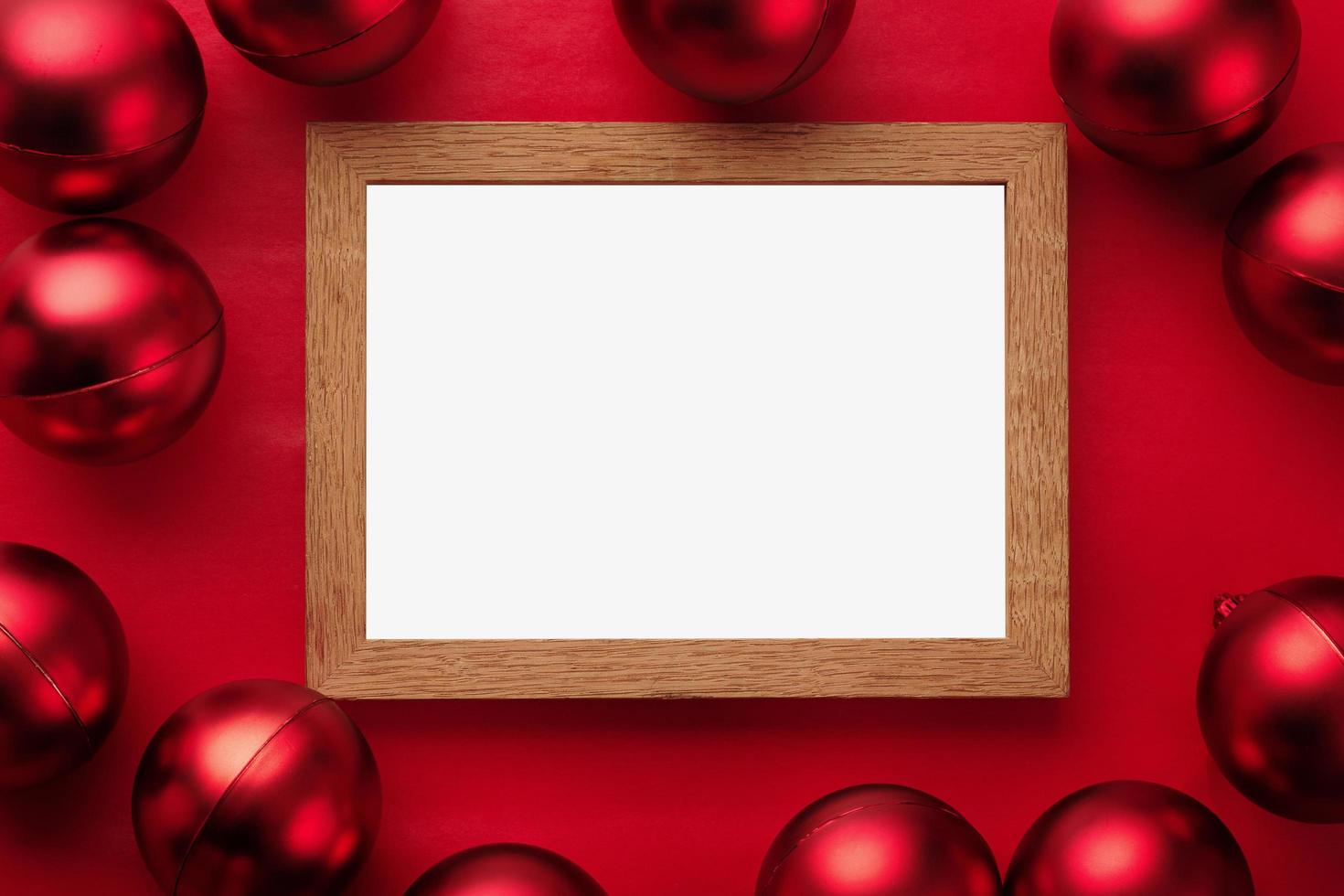 modello di mockup cornice di buon natale con palle di natale foto