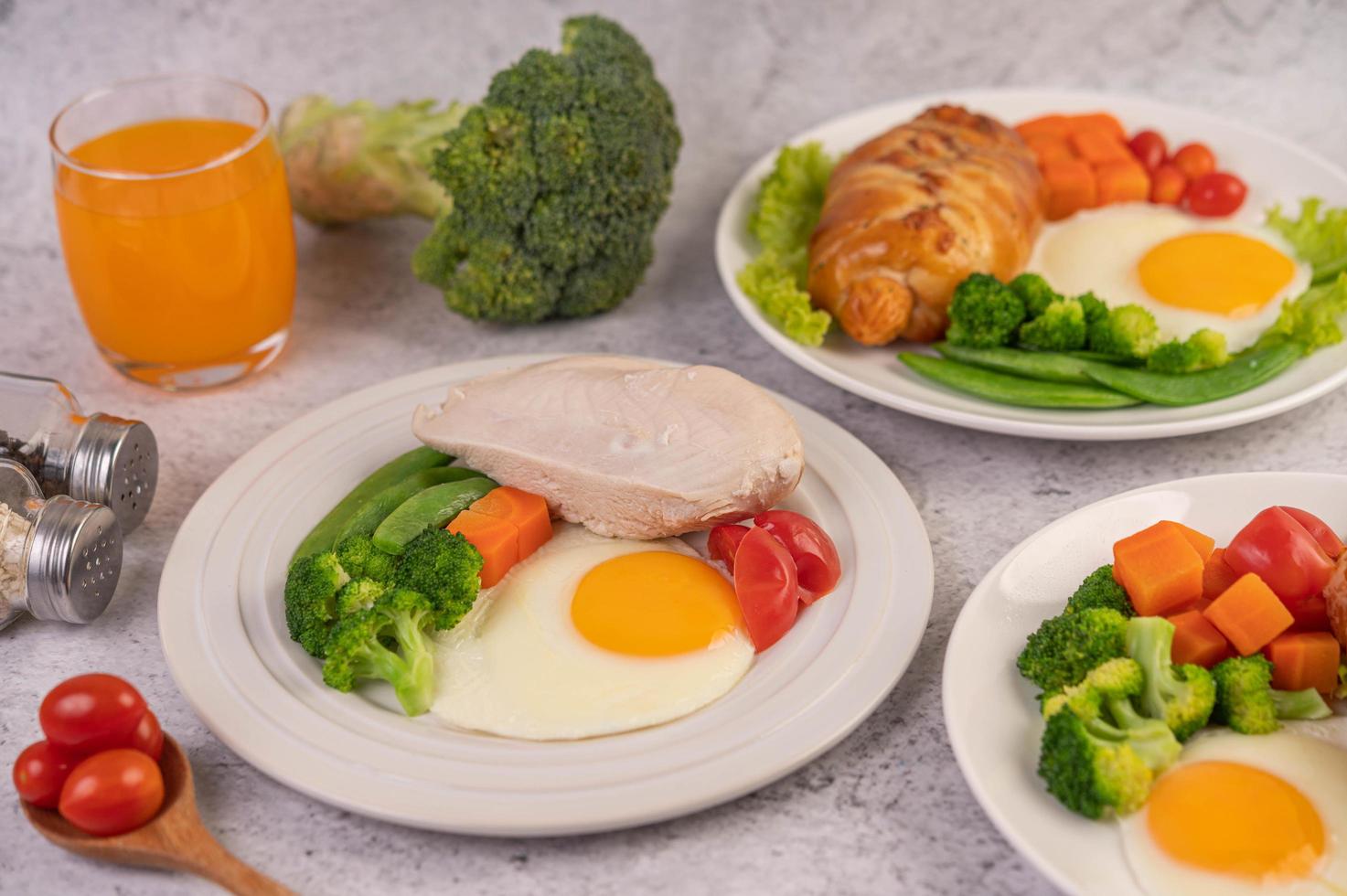 croissant all'uovo fresco e colazione a base di verdure foto