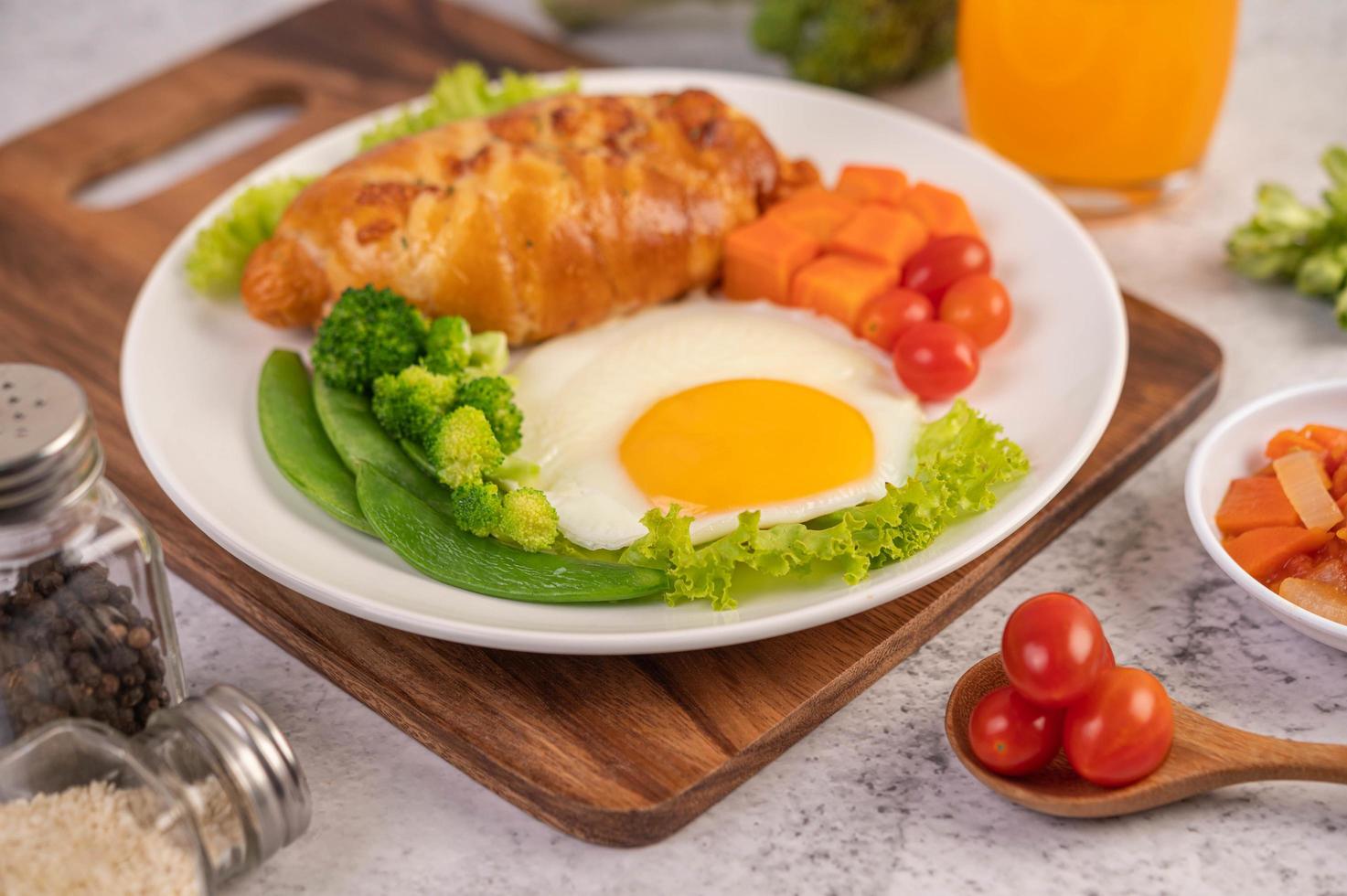 croissant all'uovo fresco e colazione a base di verdure foto