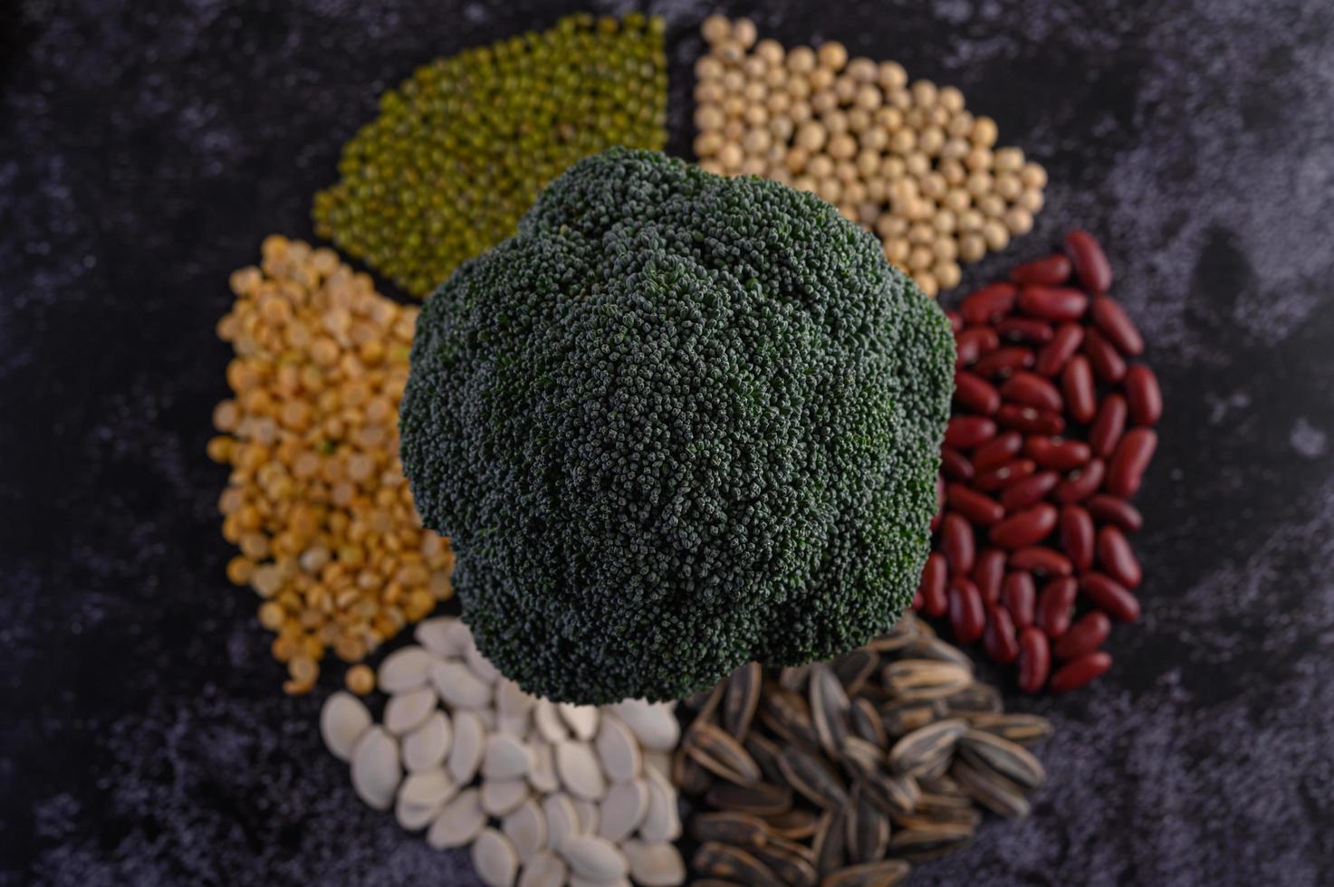 legumi con broccoli su sfondo nero foto