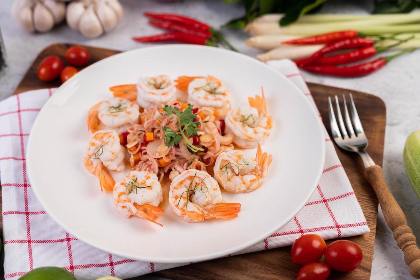 insalata tailandese piccante con gamberetti foto