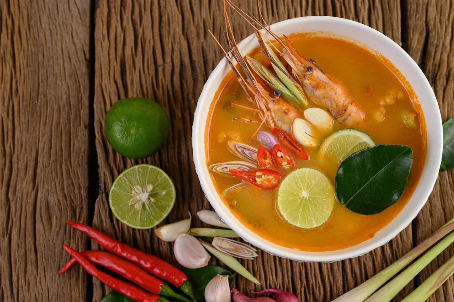 zuppa tailandese calda e piccante tom yum kung foto
