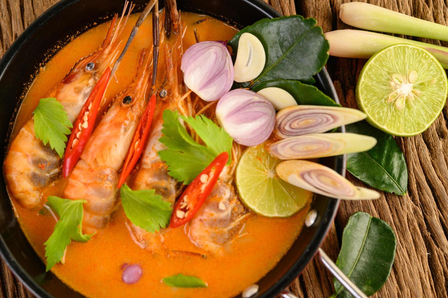 zuppa piccante calda tailandese chiamata tom yum kung con gamberetti foto