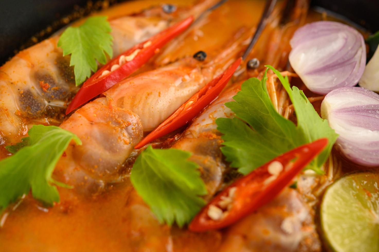 zuppa piccante calda tailandese chiamata tom yum kung con gamberetti foto