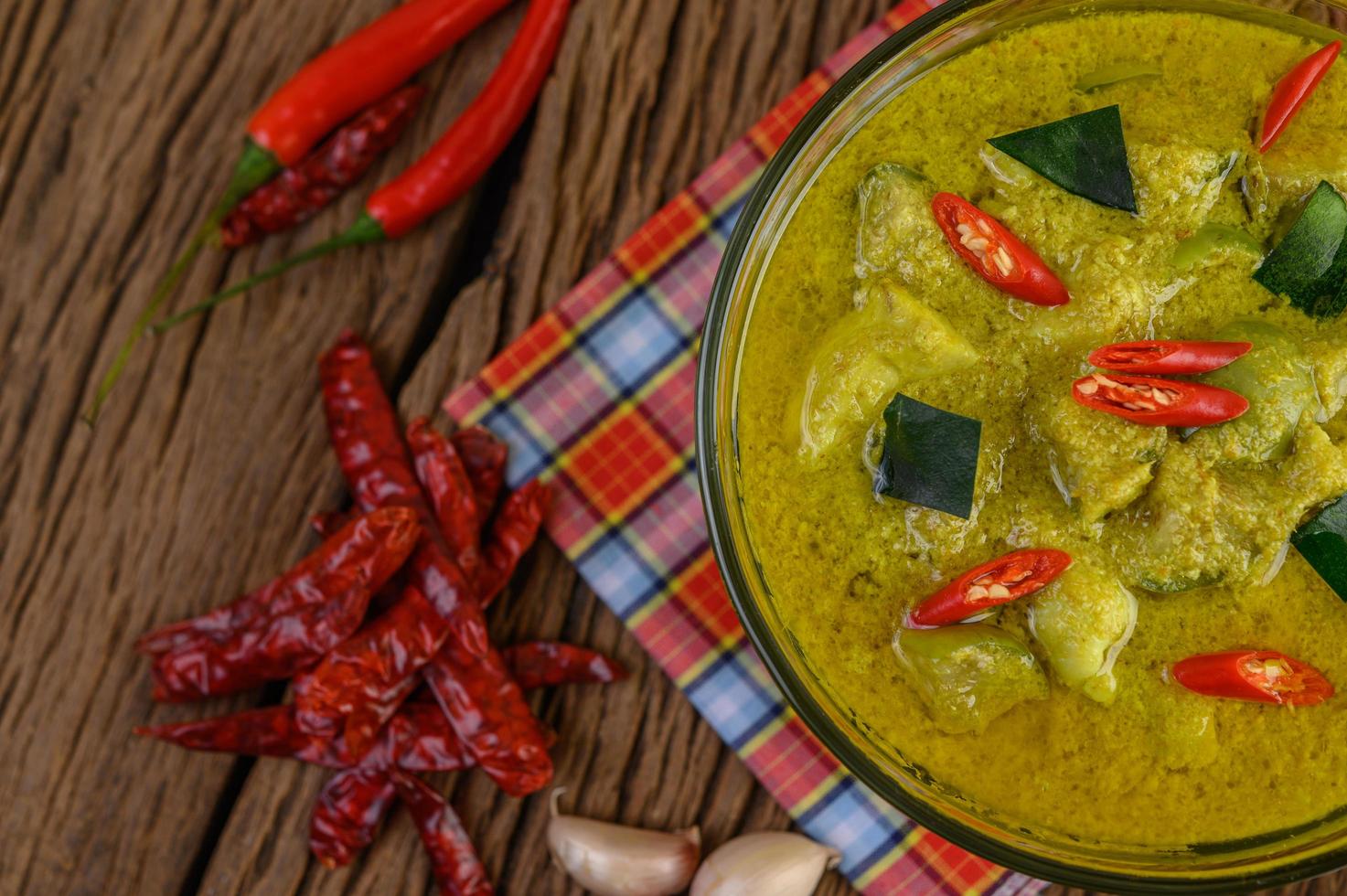 curry verde con lime, cipolla rossa, citronella, aglio e foglie di kaffir foto