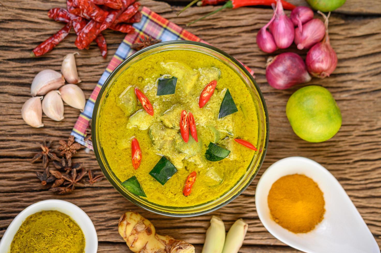 curry verde piccante in una ciotola con spezie foto