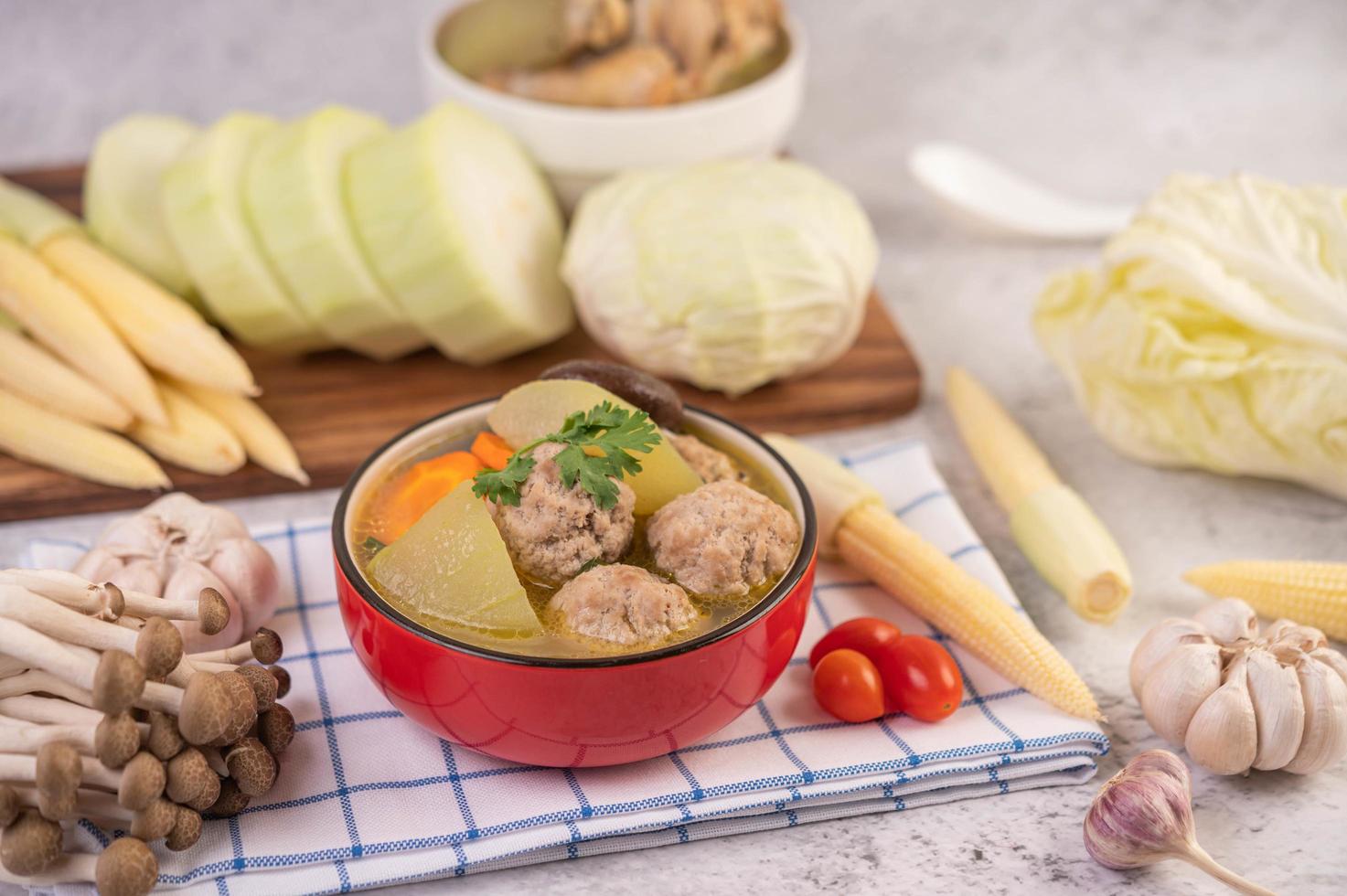 zuppa di polpette di maiale circondata da ingredienti foto