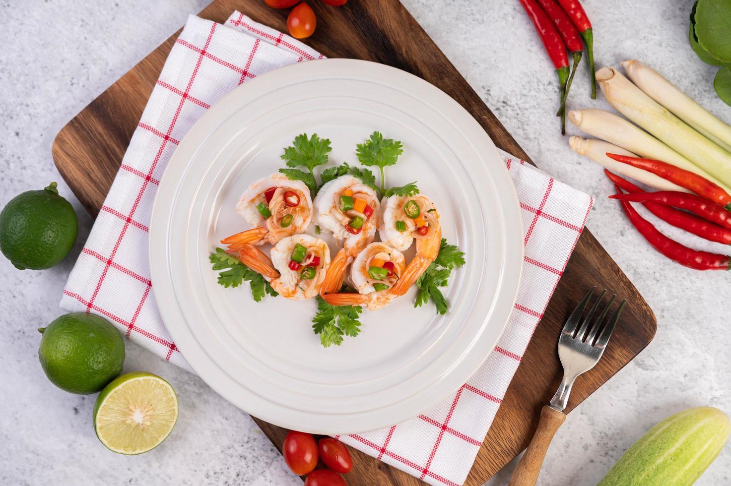 insalata tailandese piccante con gamberetti foto