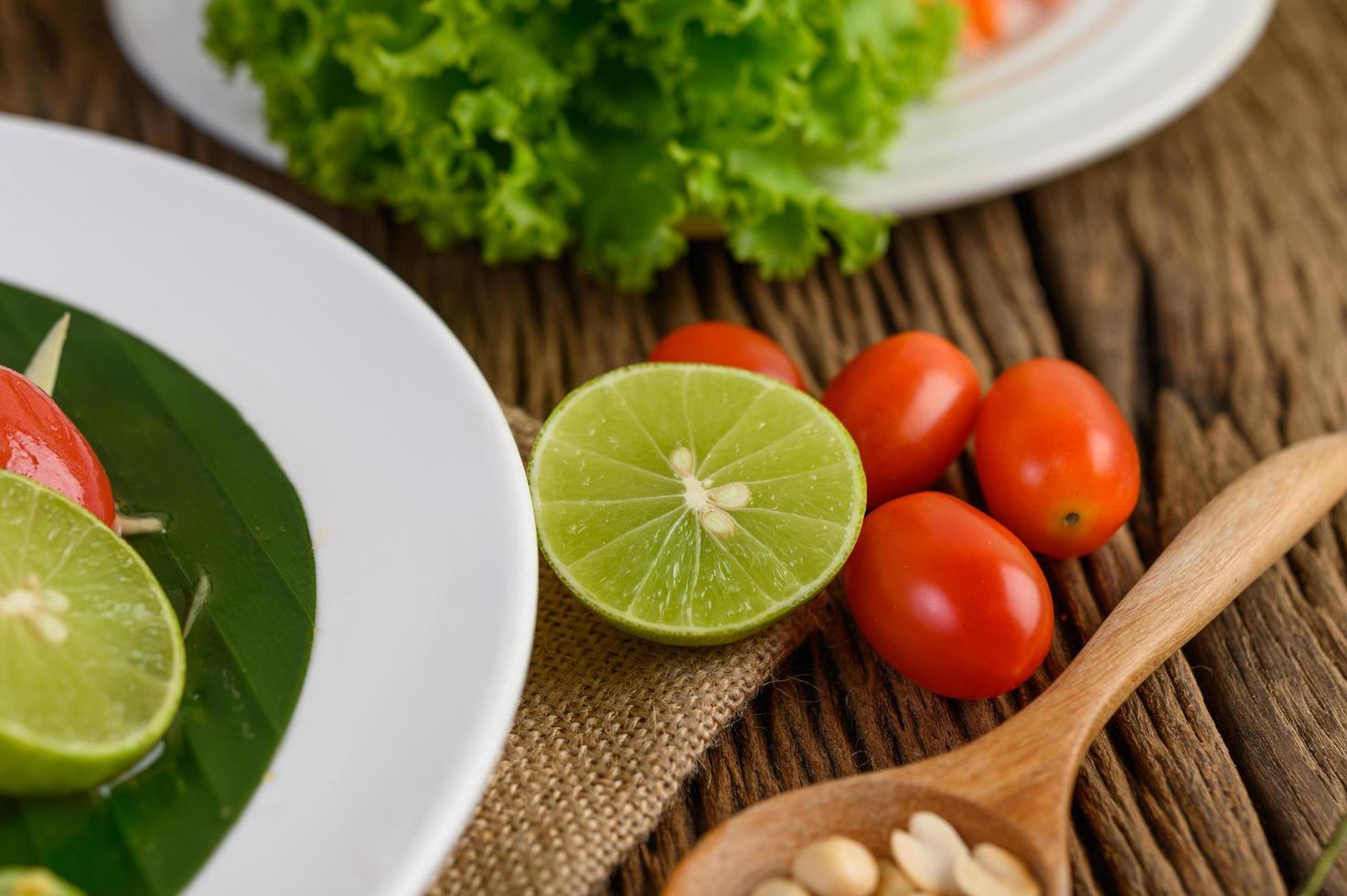 cibo piccante in stile tailandese con aglio, limone, arachidi, pomodori e scalogno foto