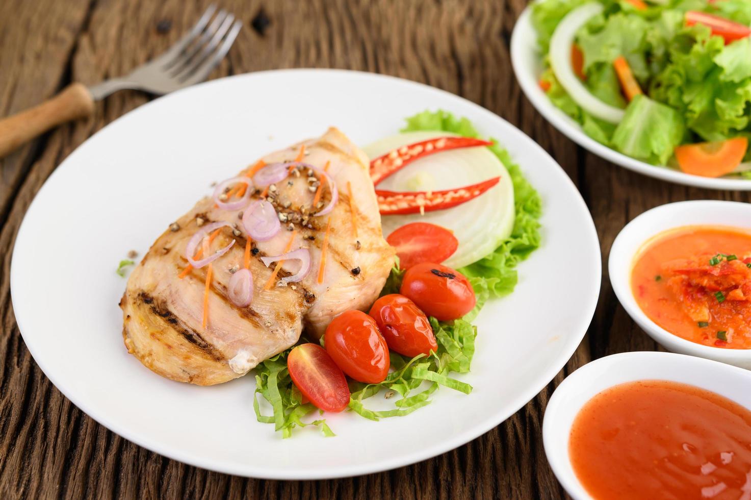 pollo alla griglia con verdure grigliate e insalata foto