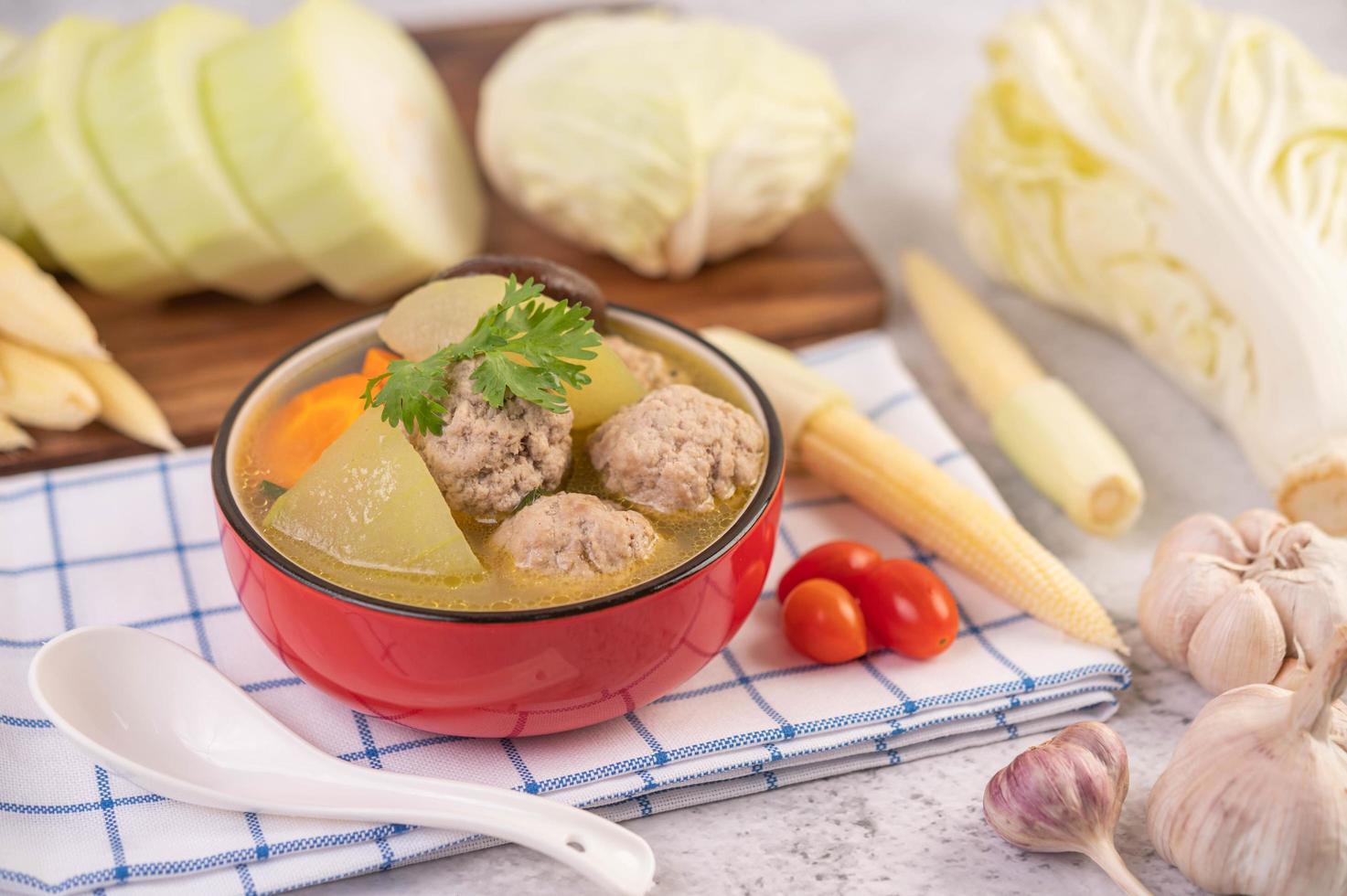 zuppa di polpette di maiale circondata da ingredienti foto