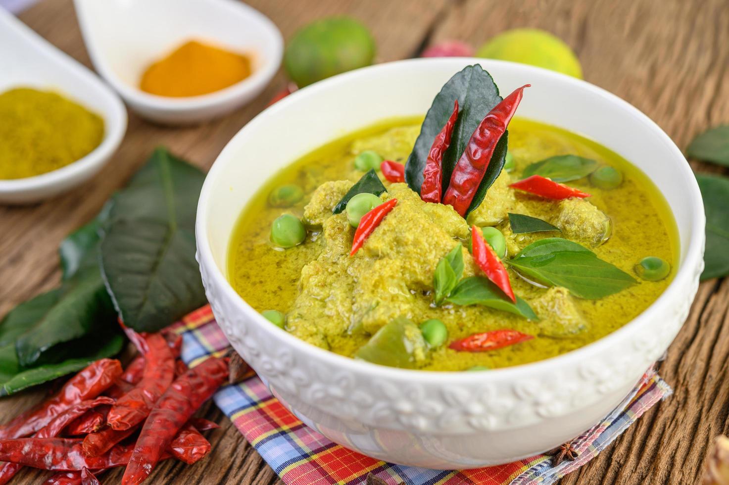 curry verde piccante in una ciotola con spezie foto