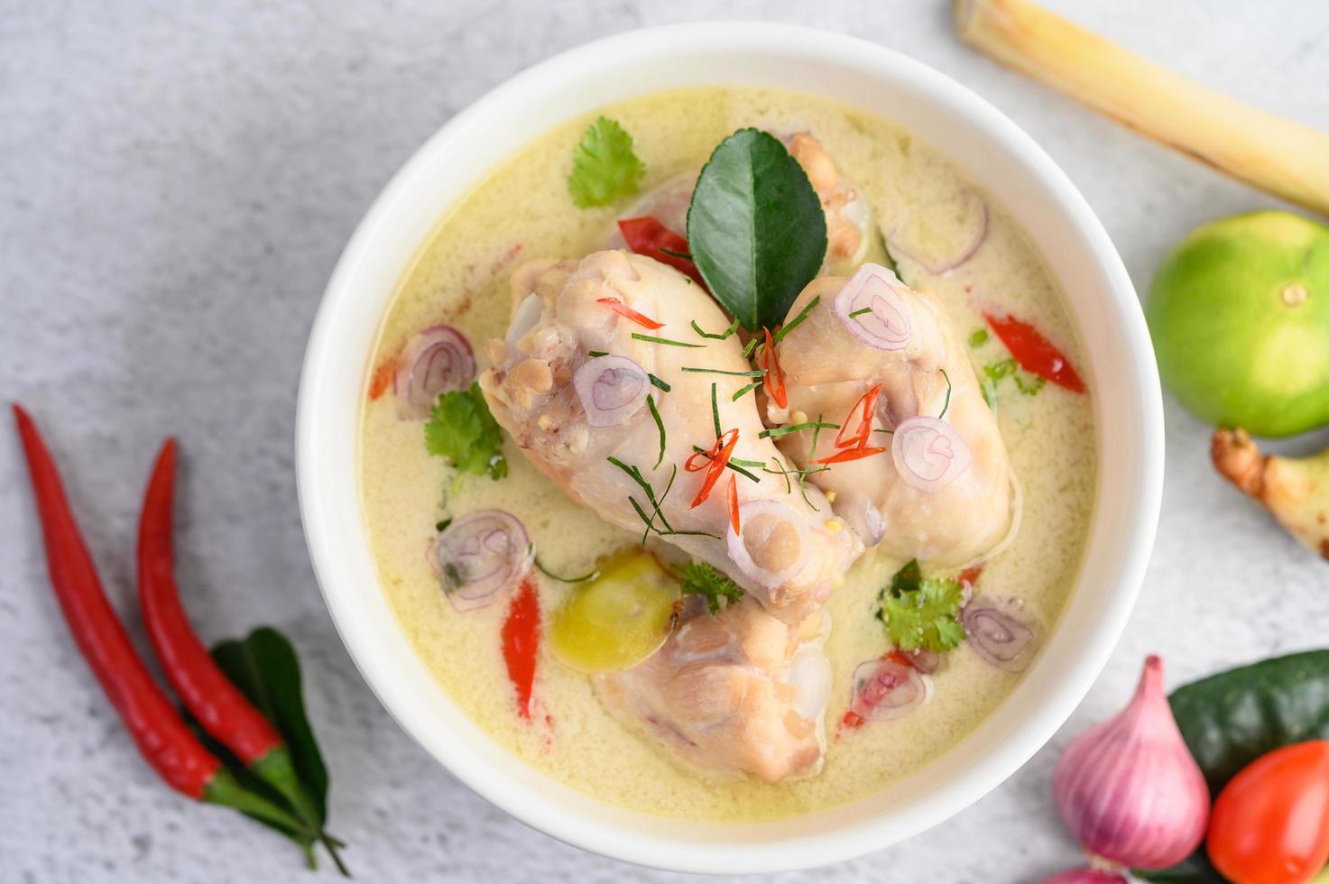 tom kha kai, zuppa di cocco tailandese foto