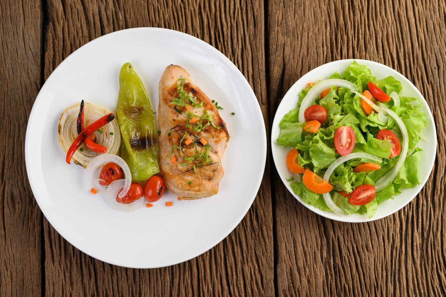 pollo alla griglia con verdure grigliate e insalata foto