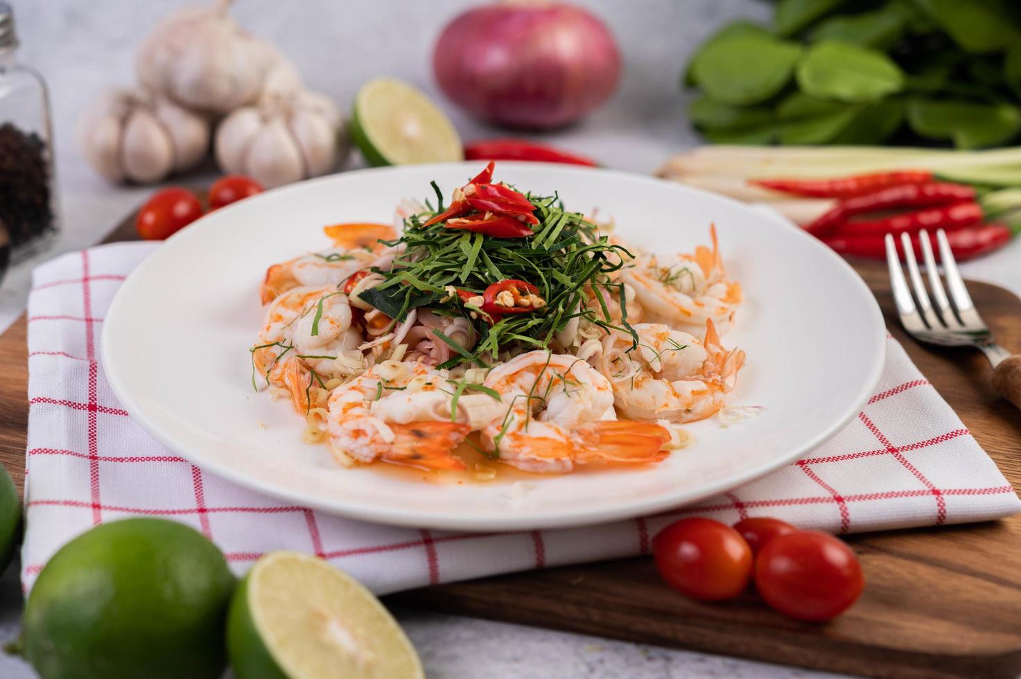 insalata tailandese piccante con gamberetti foto