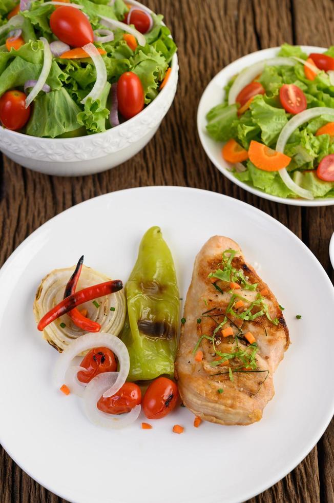 pollo alla griglia con verdure grigliate e insalata foto