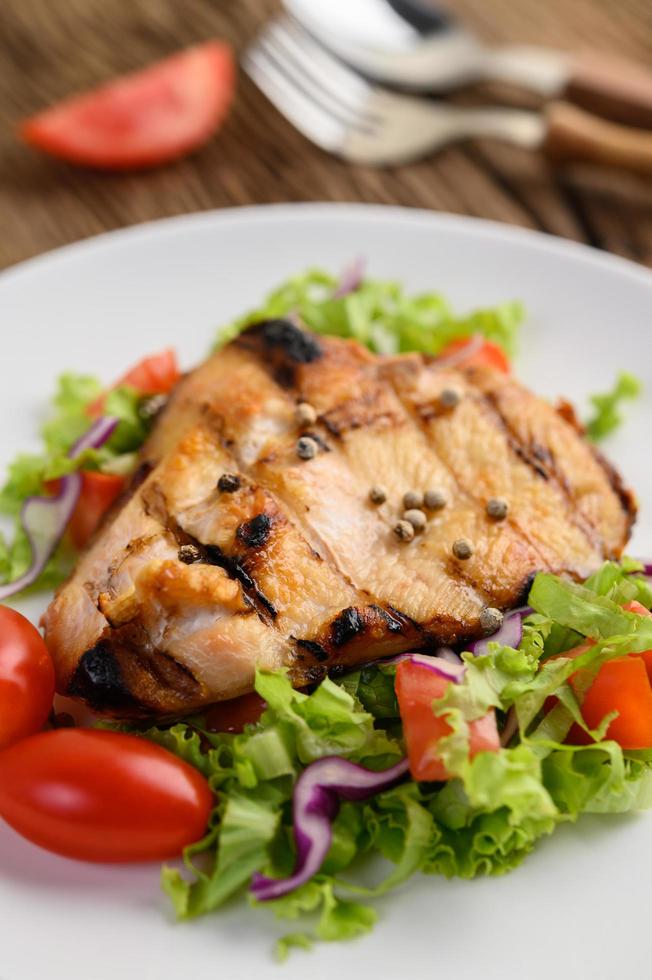 pollo alla griglia con insalata foto