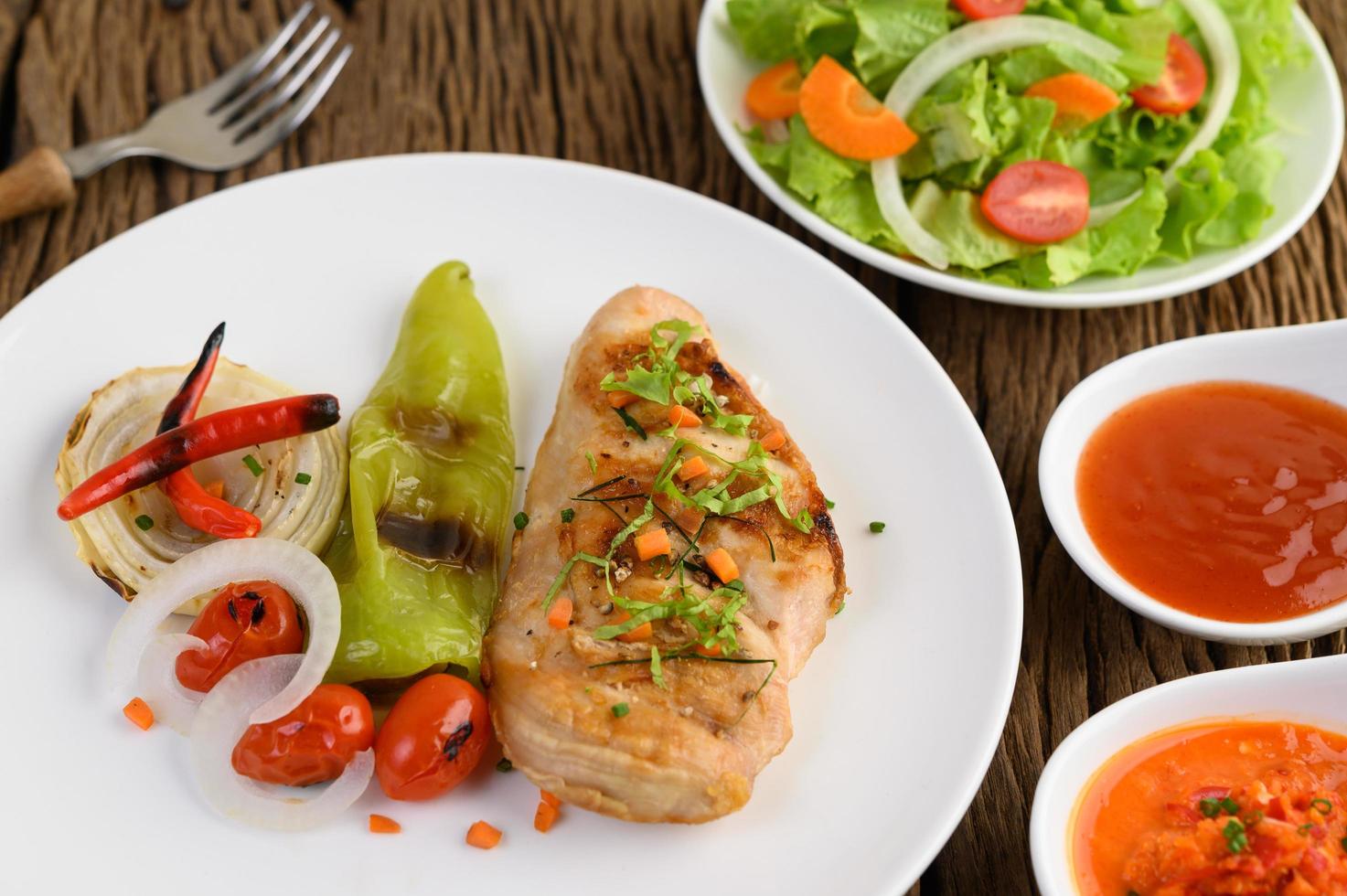 pollo alla griglia con verdure grigliate e insalata foto