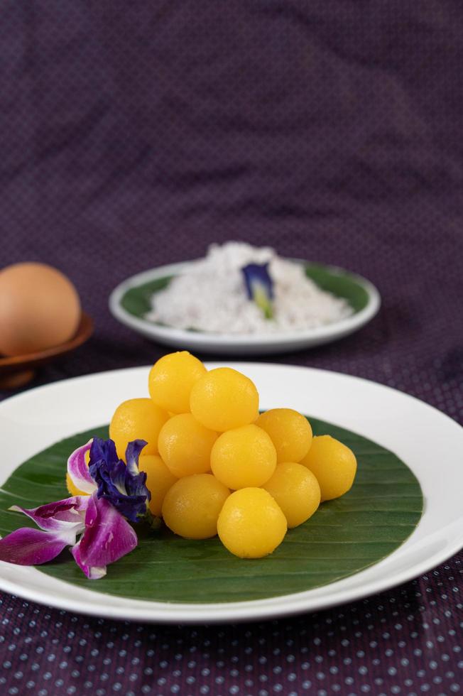 perizoma yod, un dolce tailandese su una foglia di banana foto