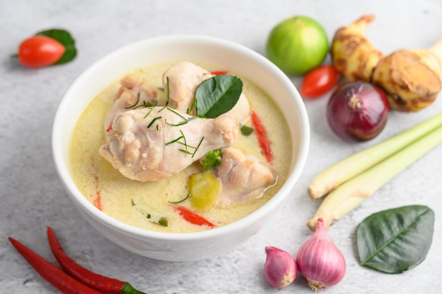 tom kha kai, zuppa di cocco tailandese foto