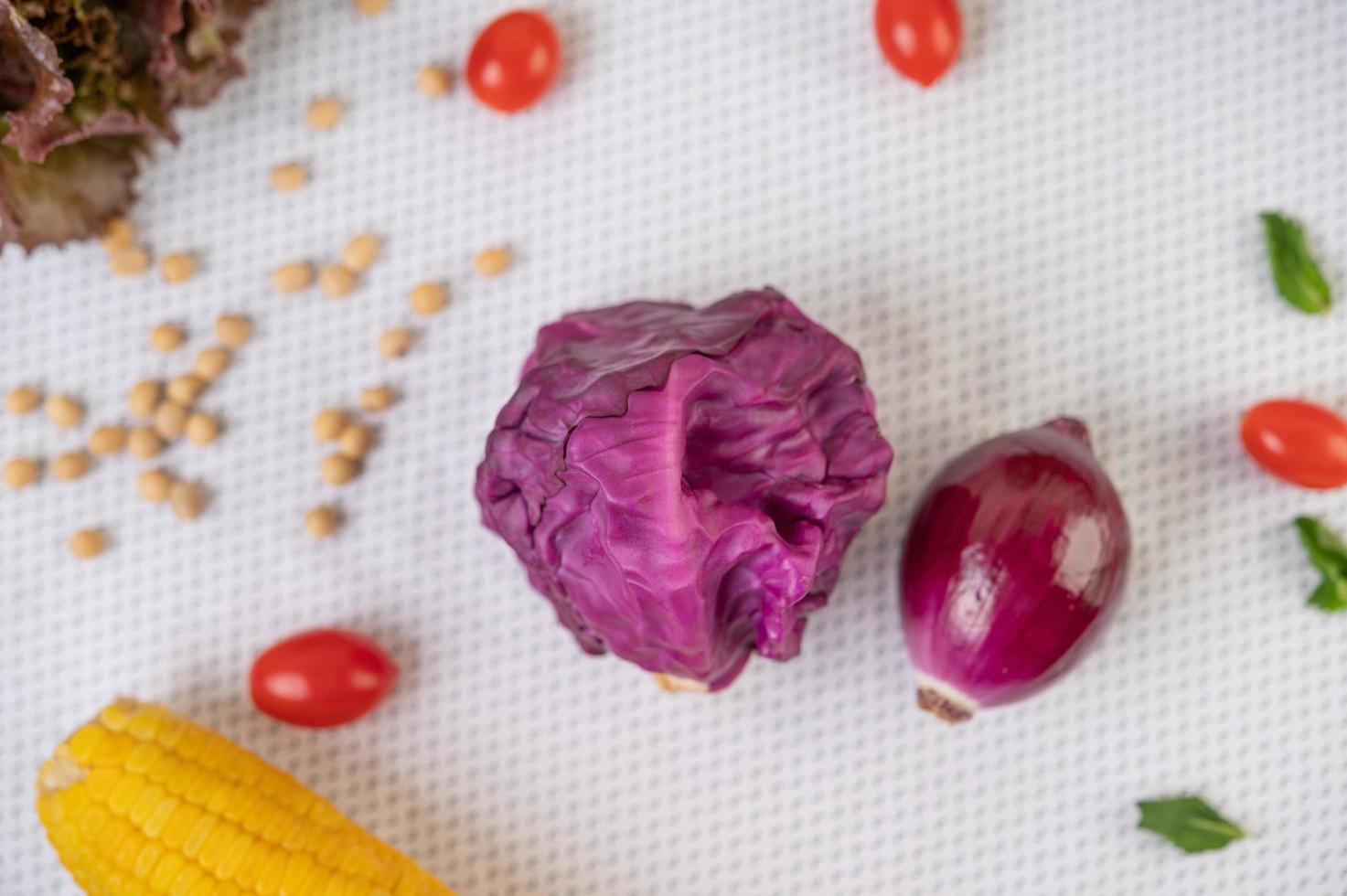 cavolo viola, pomodori, mais e cipolla rossa foto