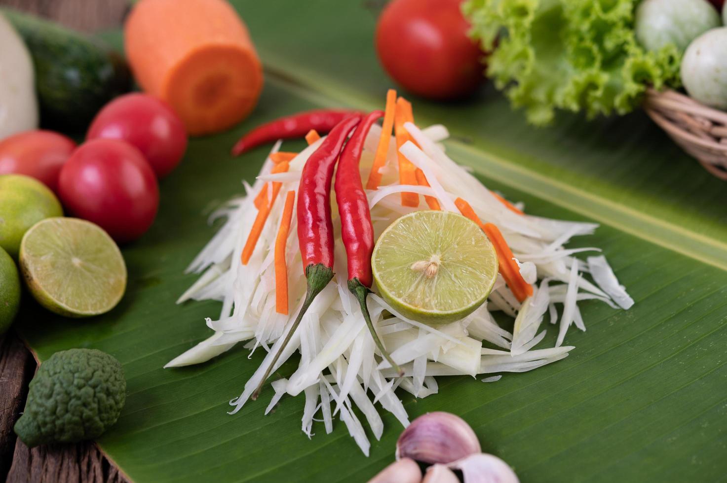 ingredienti freschi per insalata di papaya foto