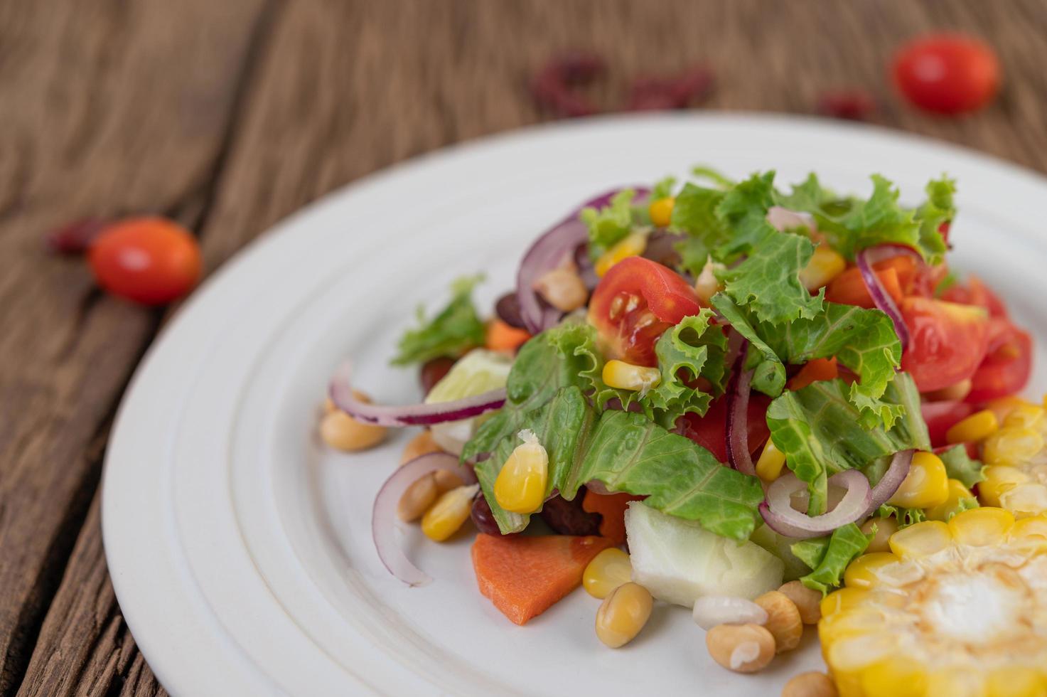 insalata di frutta e verdura su un piatto bianco foto