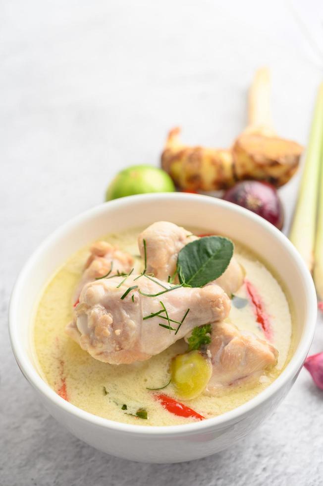 tom kha kai, zuppa di cocco tailandese foto