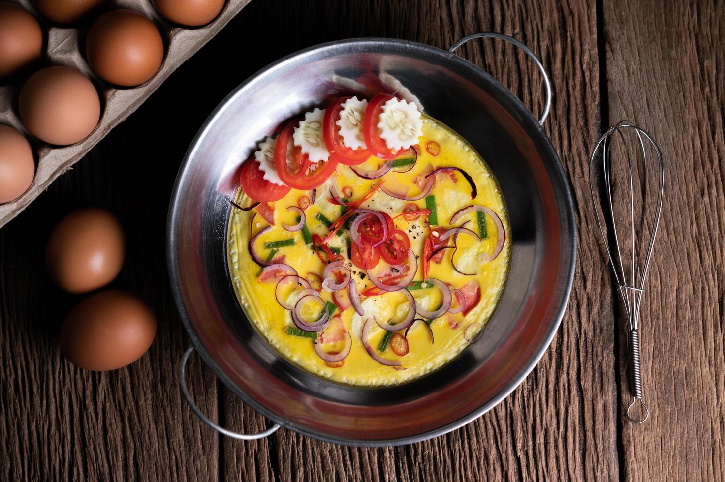 uova al vapore con peperoncino, cipollotto, cetrioli e pomodoro foto