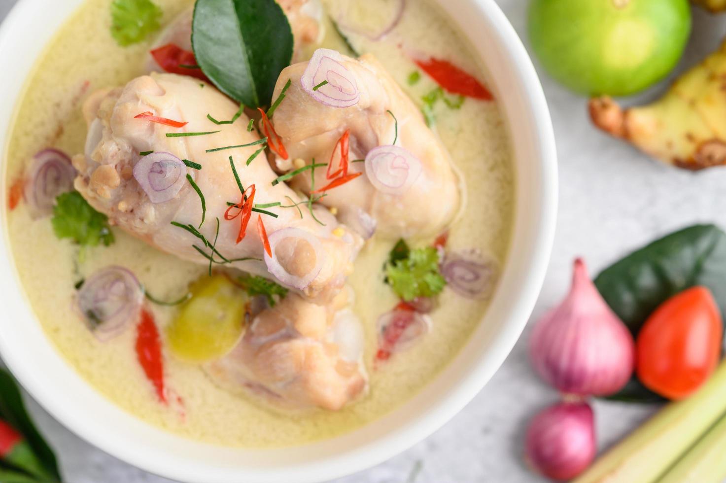 tom kha kai, zuppa di cocco tailandese foto