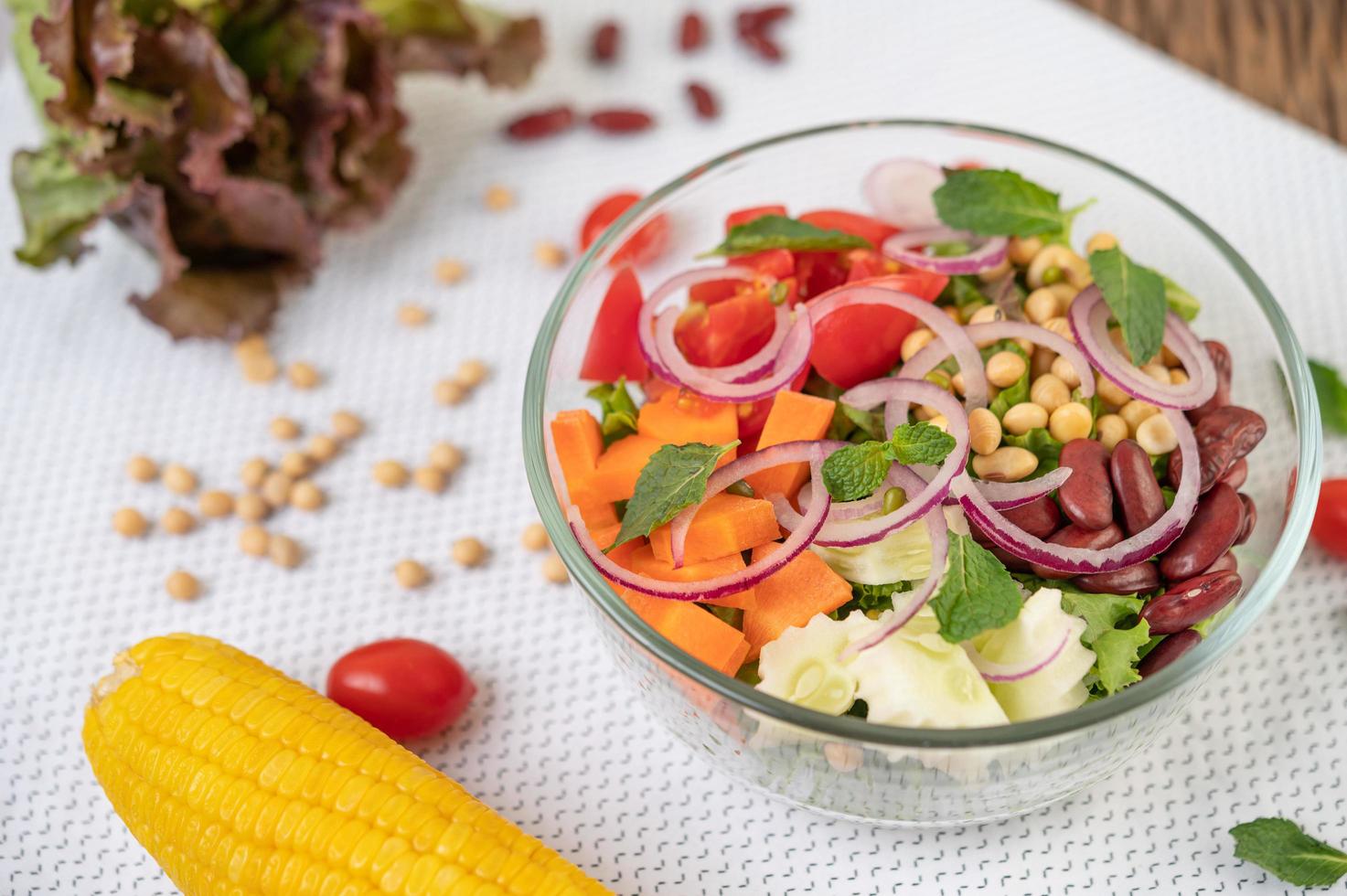 insalata di frutta e verdura fresca in una ciotola di vetro foto